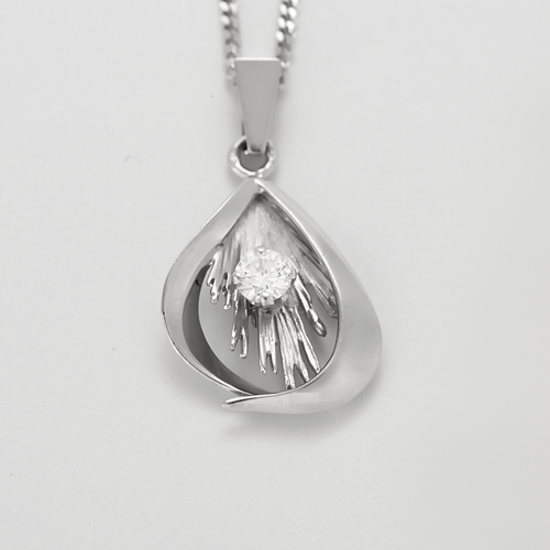 Vitguldkedja med ett hänge infattat med en diamant