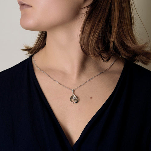 Vitguldkedja med ett hänge infattat med en diamant