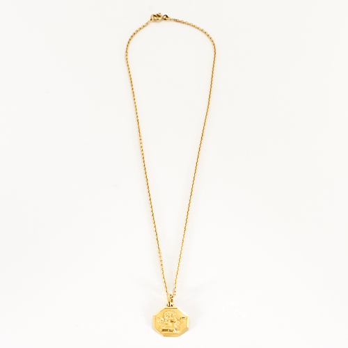 Corrente em ouro amarelo segurando uma medalha de batismo