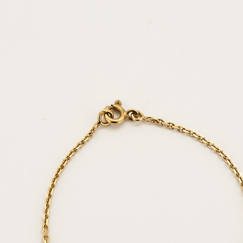 Corrente em ouro amarelo segurando uma medalha de batismo