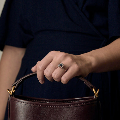 Pierścionek z białego złota, z szafirem i diamentami