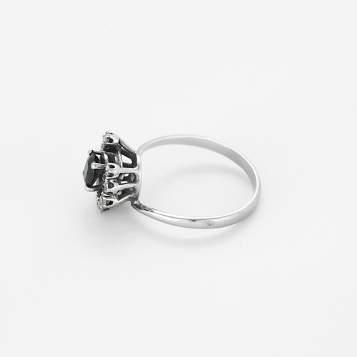 Pierścionek z białego złota, z szafirem i diamentami