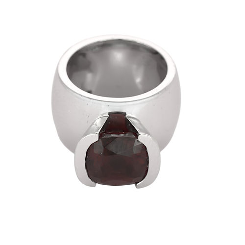 Významný prsten z bílého zlata a pyropového granátu