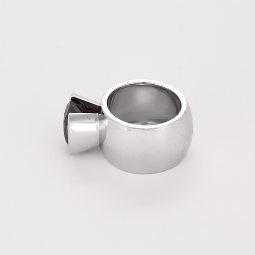 Významný prsten z bílého zlata a pyropového granátu