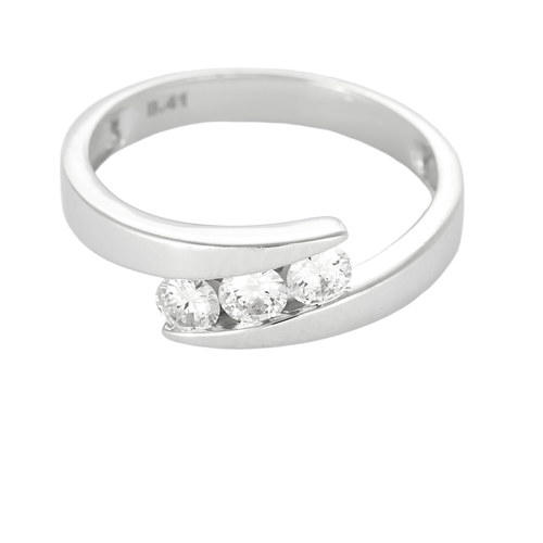 Trilogy ring in white gold and diamonds