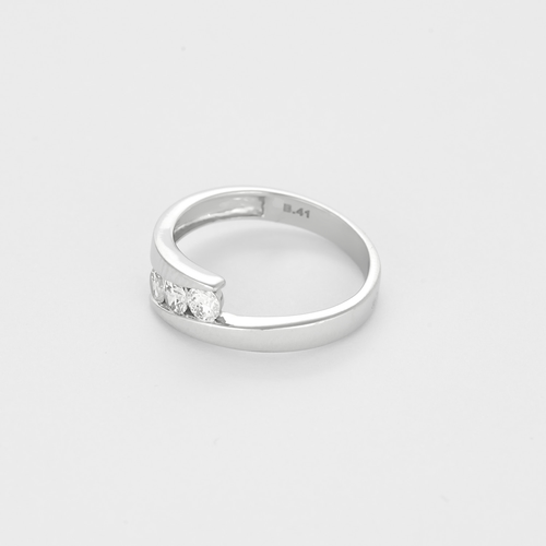 Trilogy ring in white gold and diamonds