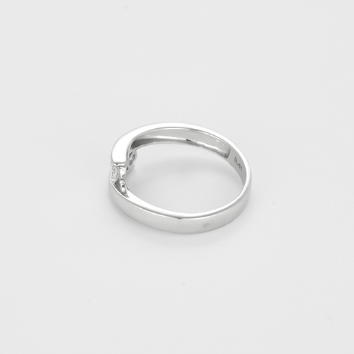 Trilogy ring in white gold and diamonds