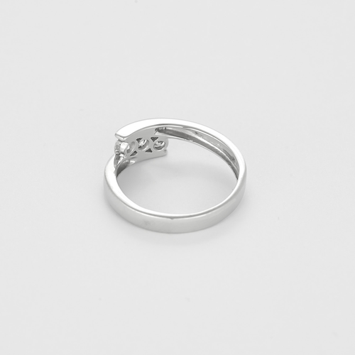 Trilogy ring in white gold and diamonds