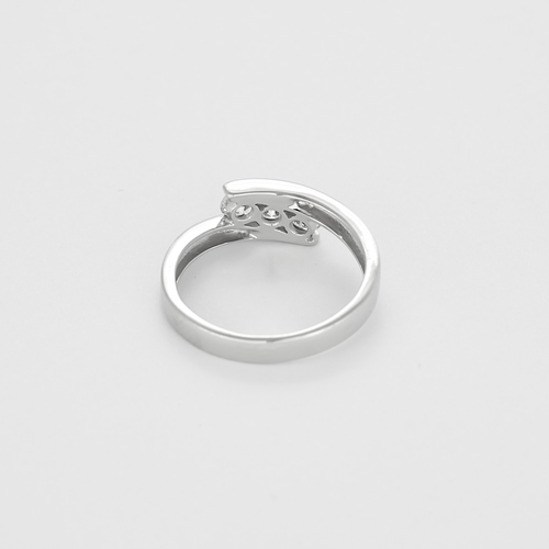 Trilogy ring in white gold and diamonds