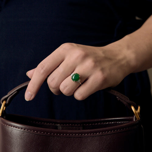 Ring aus Graugold, Jade-Jadeit und Diamanten