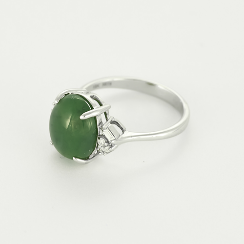 Ring aus Graugold, Jade-Jadeit und Diamanten