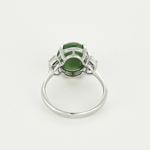 Ring aus Graugold, Jade-Jadeit und Diamanten