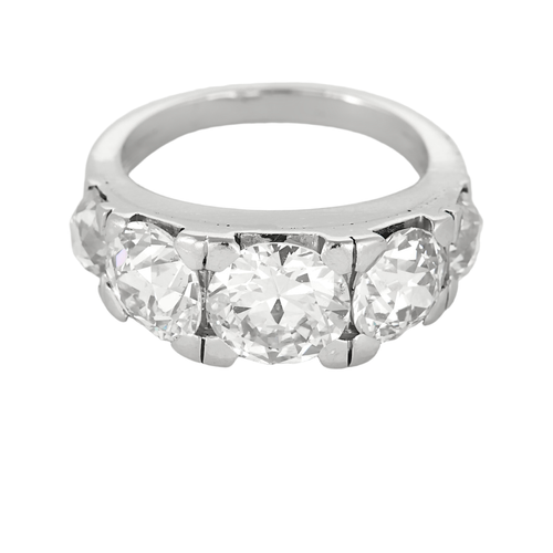 Élegante Bague jarretière en platine et diamants. Poids total environ: 5,70 carats