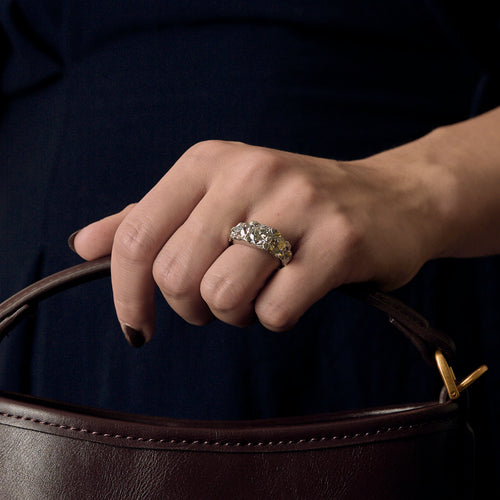 Élegante Bague jarretière en platine et diamants. Poids total environ: 5,70 carats
