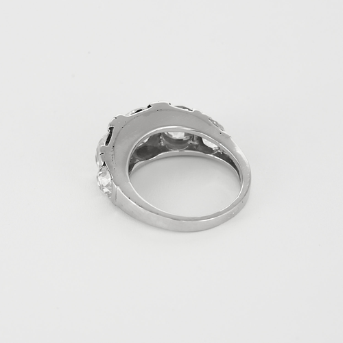 Élegante Bague jarretière en platine et diamants. Poids total environ: 5,70 carats