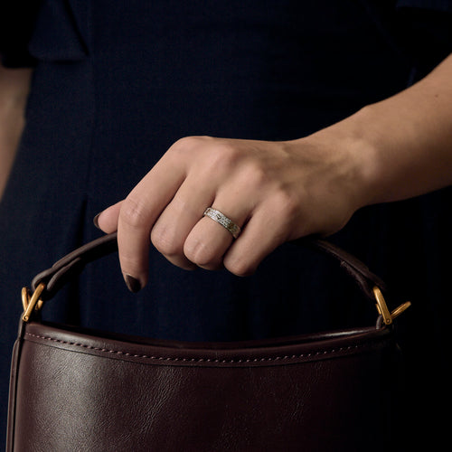 CARTIER - Love Bague - Petit Modèle - en or gris et diamants.