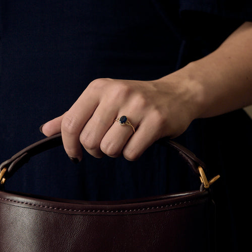 Ring Solitaire in yellow gold, sapphire and diamonds