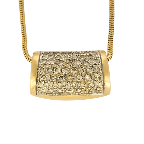 Gullkjede som holder et diamantanheng