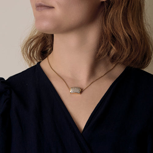 Gullkjede som holder et diamantanheng