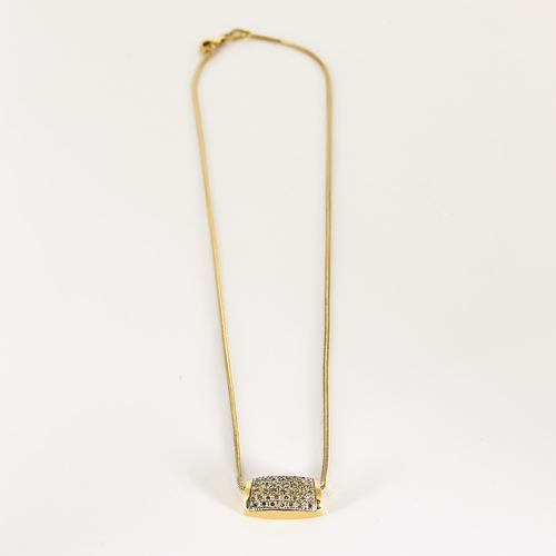 Gullkjede som holder et diamantanheng