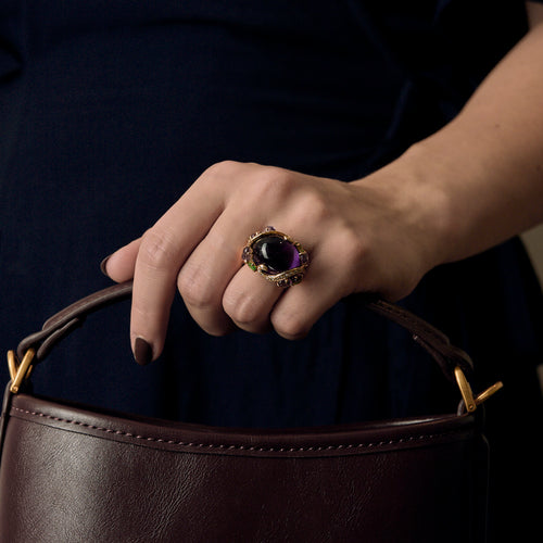 Importante bague en or jaune, diamants, améthystes, tourmalines et péridots