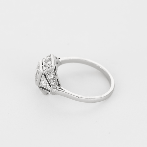 Ring aus Platin und Diamanten