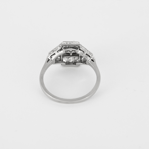 Ring aus Platin und Diamanten