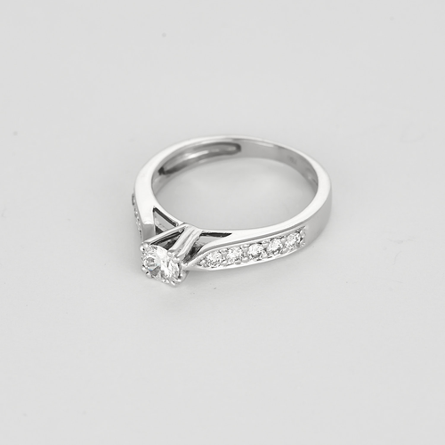 Ring Solitär i vitt guld och diamanter