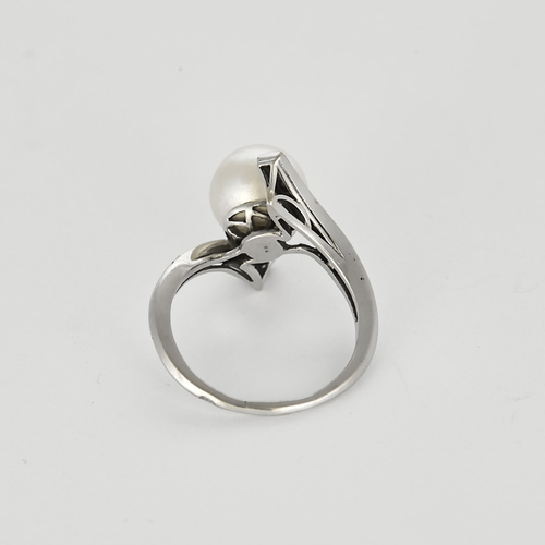 Anello in oro grigio, perla di coltura bianca e diamanti