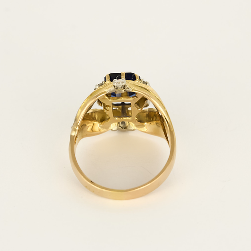 华丽的黄金戒指，合成蓝宝石和钻石