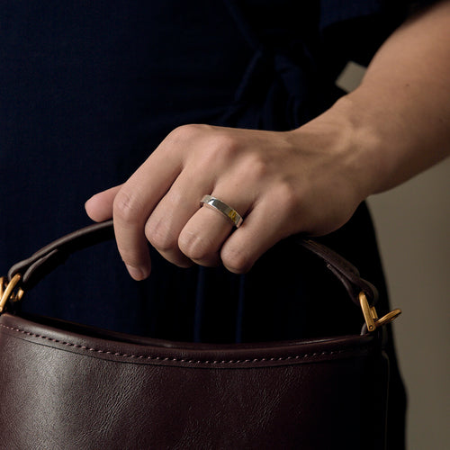 Prsten z bílého zlata s můstkem