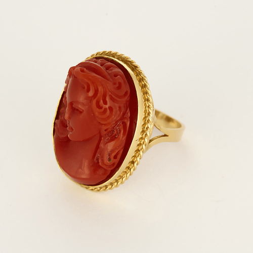Importante sortija de oro amarillo, camafeo coral