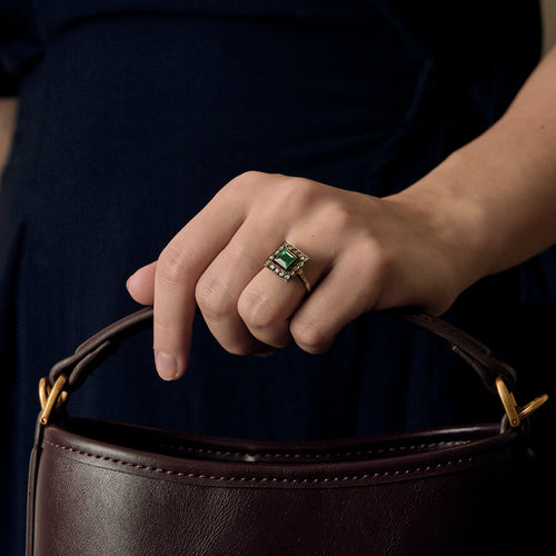 Anello in oro grigio, smeraldo e diamanti