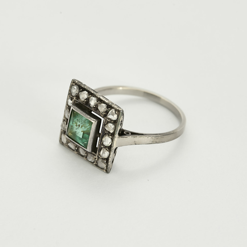 Anello in oro grigio, smeraldo e diamanti