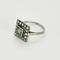Anello in oro grigio, smeraldo e diamanti