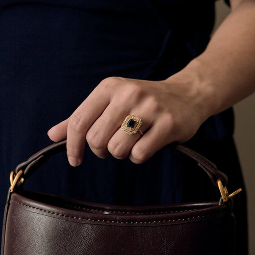 Anello in oro giallo, zaffiro e diamanti