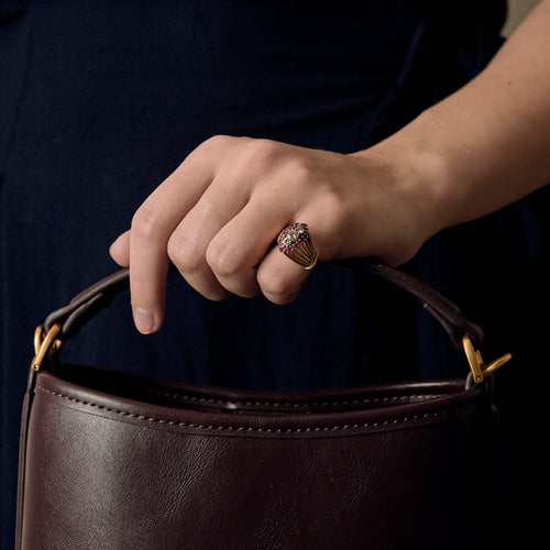 Ring i gule guldfilamenter, Platin, diamanter og rubiner