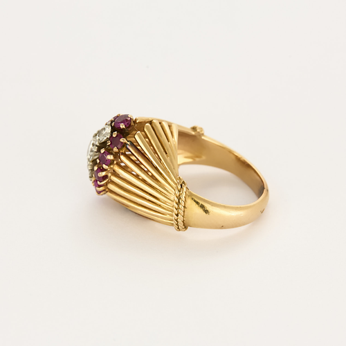 Ring i gule guldfilamenter, Platin, diamanter og rubiner