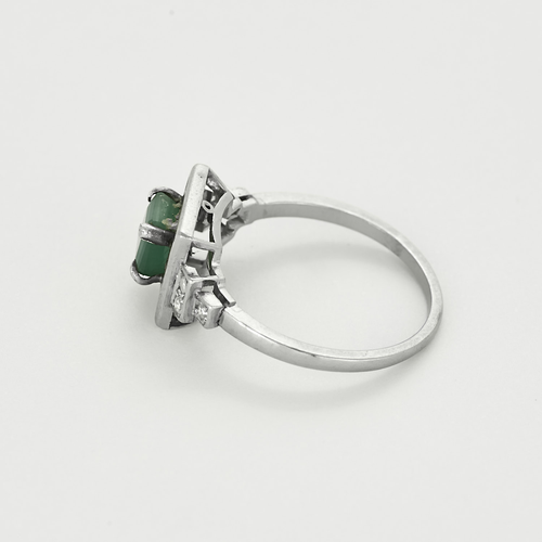 Anello in platino, smeraldo e diamanti