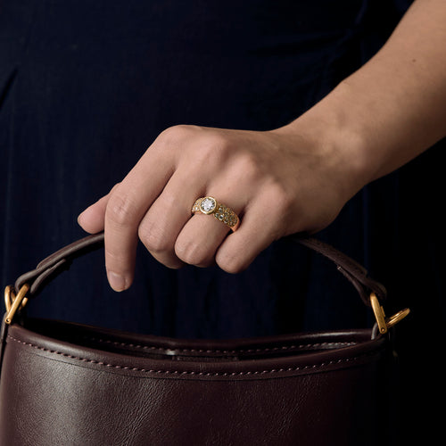 Anillo de oro amarillo y diamantes