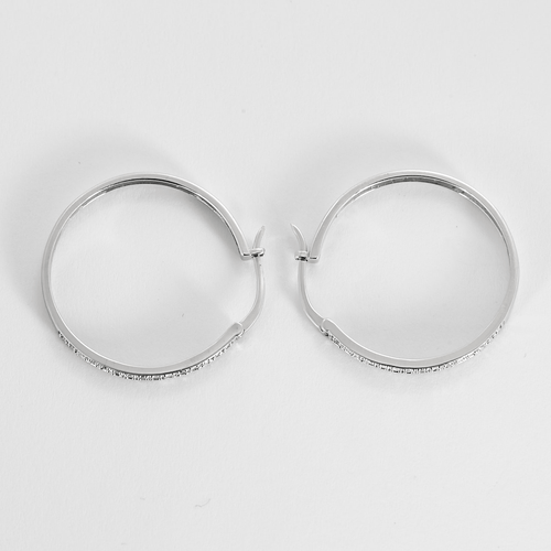 Pár náušnic, kruhy z bílého zlata a diamantů