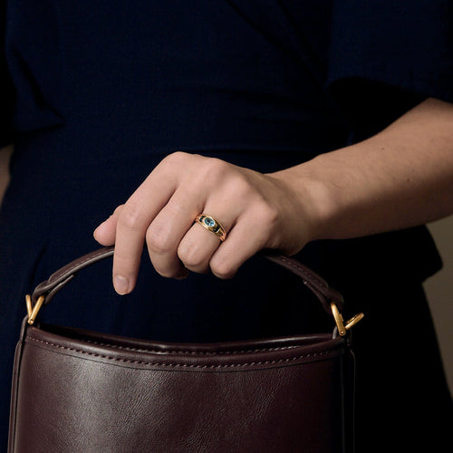 Guldring med topas og safirer