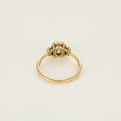 Anillo de oro amarillo y diamantes