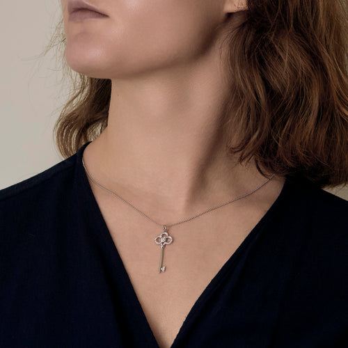 TIFFANY - Clef couronne- Moyen Modèle - Collier et pendentif en or gris et diamants