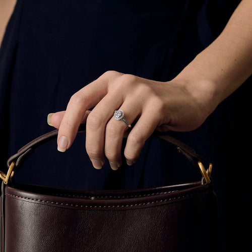 Ring i hvidguld og diamanter