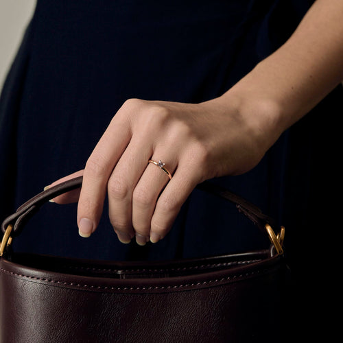 Anillo aro de oro amarillo y zafiro rosa sintético