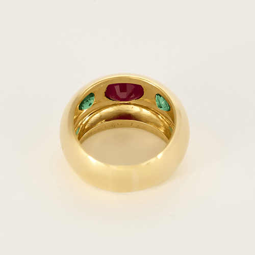 Bombeformet ring i gult guld, rubiner og smaragder