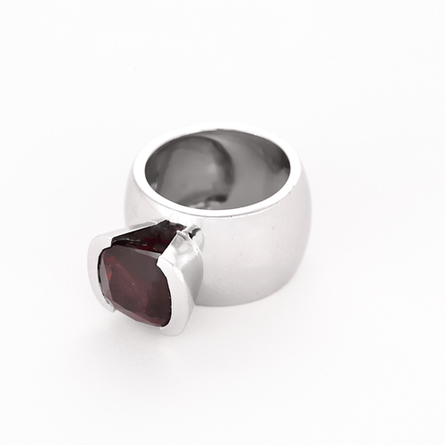 Bague 45.5 Importante bague en or blanc et Grenat Pyrope 58 Facettes DV15938-11-455-2