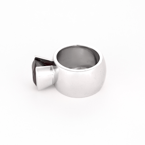 Bague 45.5 Importante bague en or blanc et Grenat Pyrope 58 Facettes DV15938-11-455-2