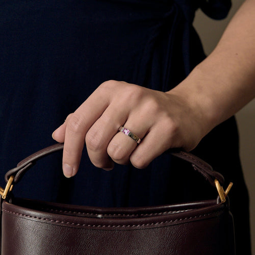 灰金戒指和粉色蓝宝石